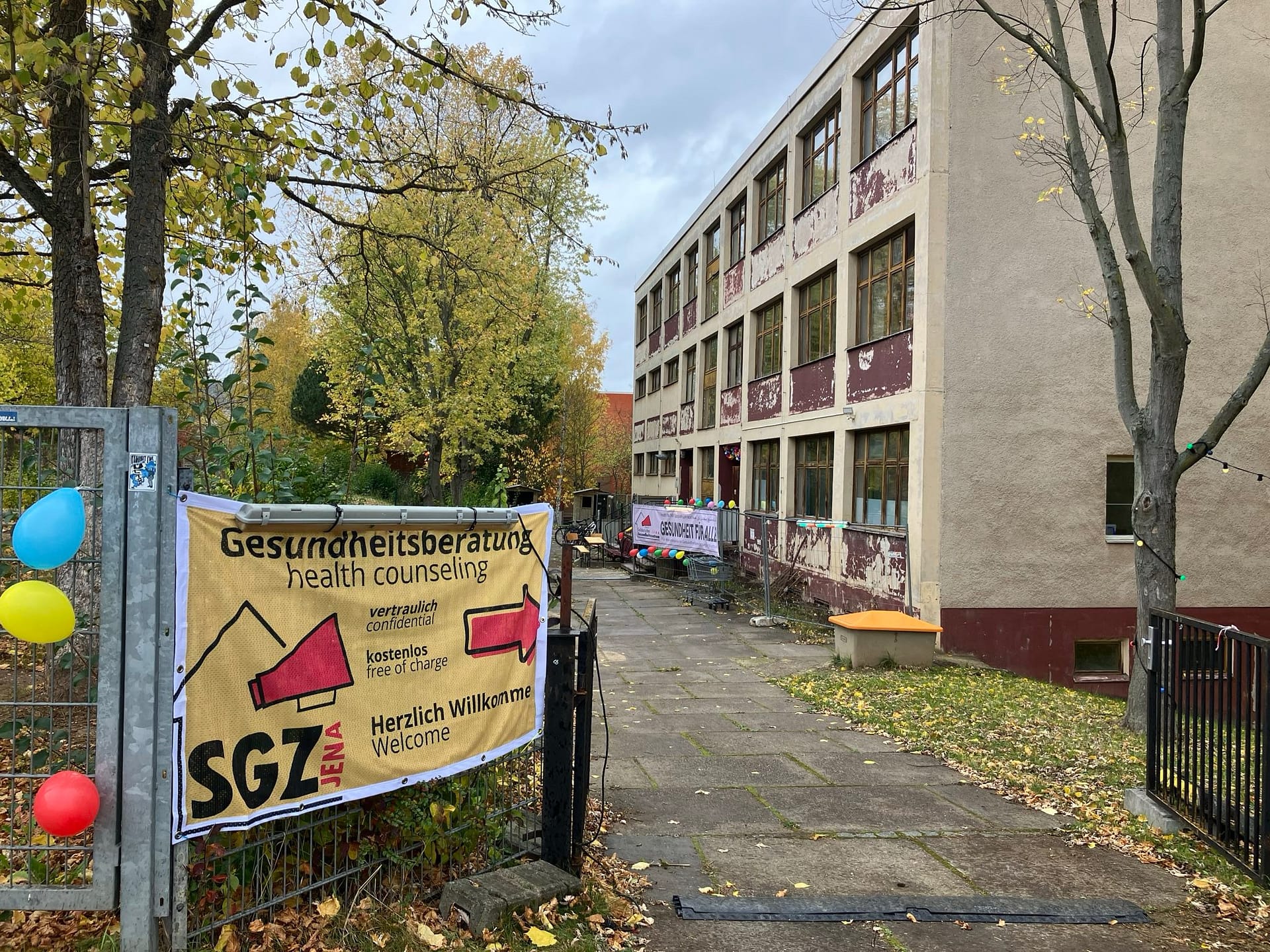 Eingang des Solidarischen Gesundheitszentrums Jena-Winzerla