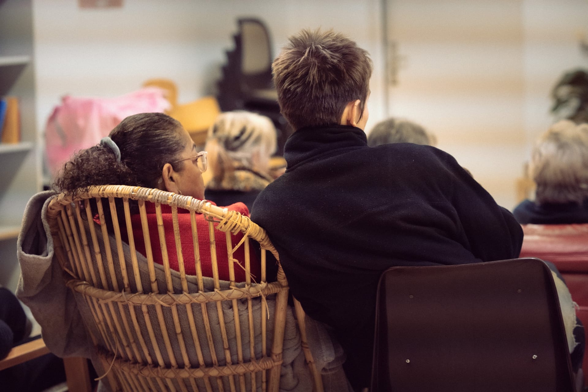 Menschen bei einer Veranstaltung des Solidarischen Gesundheitszentrums Jena